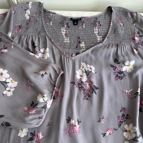 Torrid Grey Floral Crepe V-Neck Smocked Blouse Top Size 4 - Picture 5 of 16